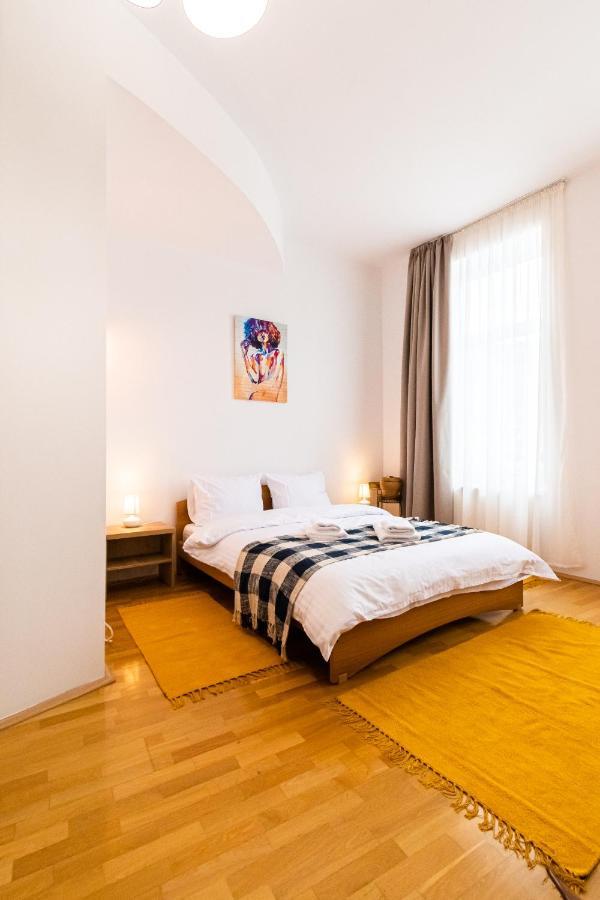 Residence 48 Beautiful Building Within Moments From The Old Town Of Braşov Exterior foto