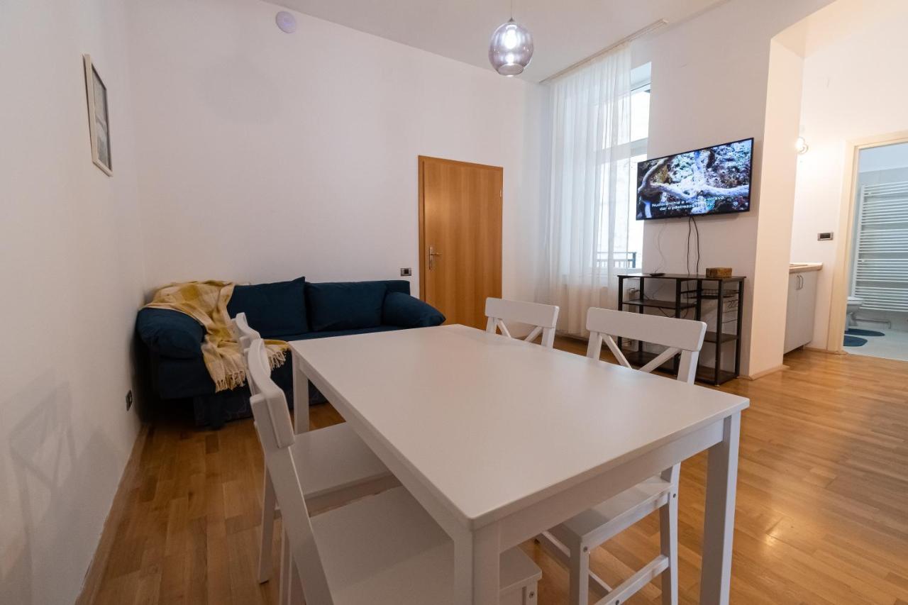 Residence 48 Beautiful Building Within Moments From The Old Town Of Braşov Exterior foto