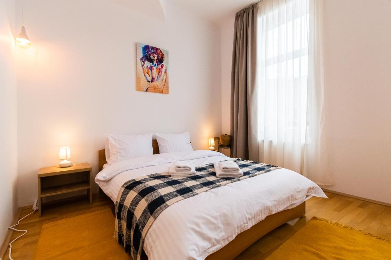 Residence 48 Beautiful Building Within Moments From The Old Town Of Braşov Exterior foto