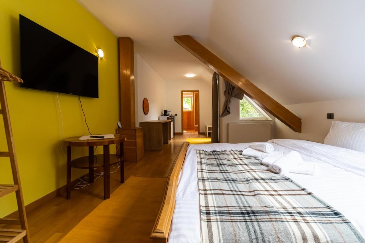 Residence 48 Beautiful Building Within Moments From The Old Town Of Braşov Exterior foto