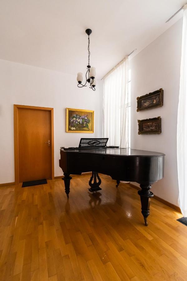 Residence 48 Beautiful Building Within Moments From The Old Town Of Braşov Exterior foto