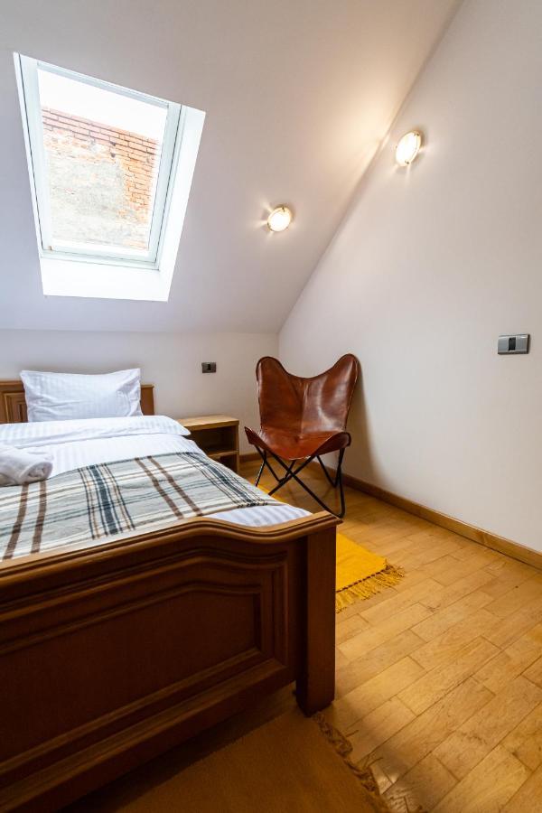 Residence 48 Beautiful Building Within Moments From The Old Town Of Braşov Exterior foto