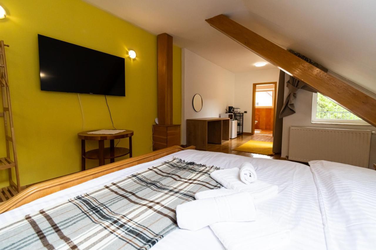 Residence 48 Beautiful Building Within Moments From The Old Town Of Braşov Exterior foto