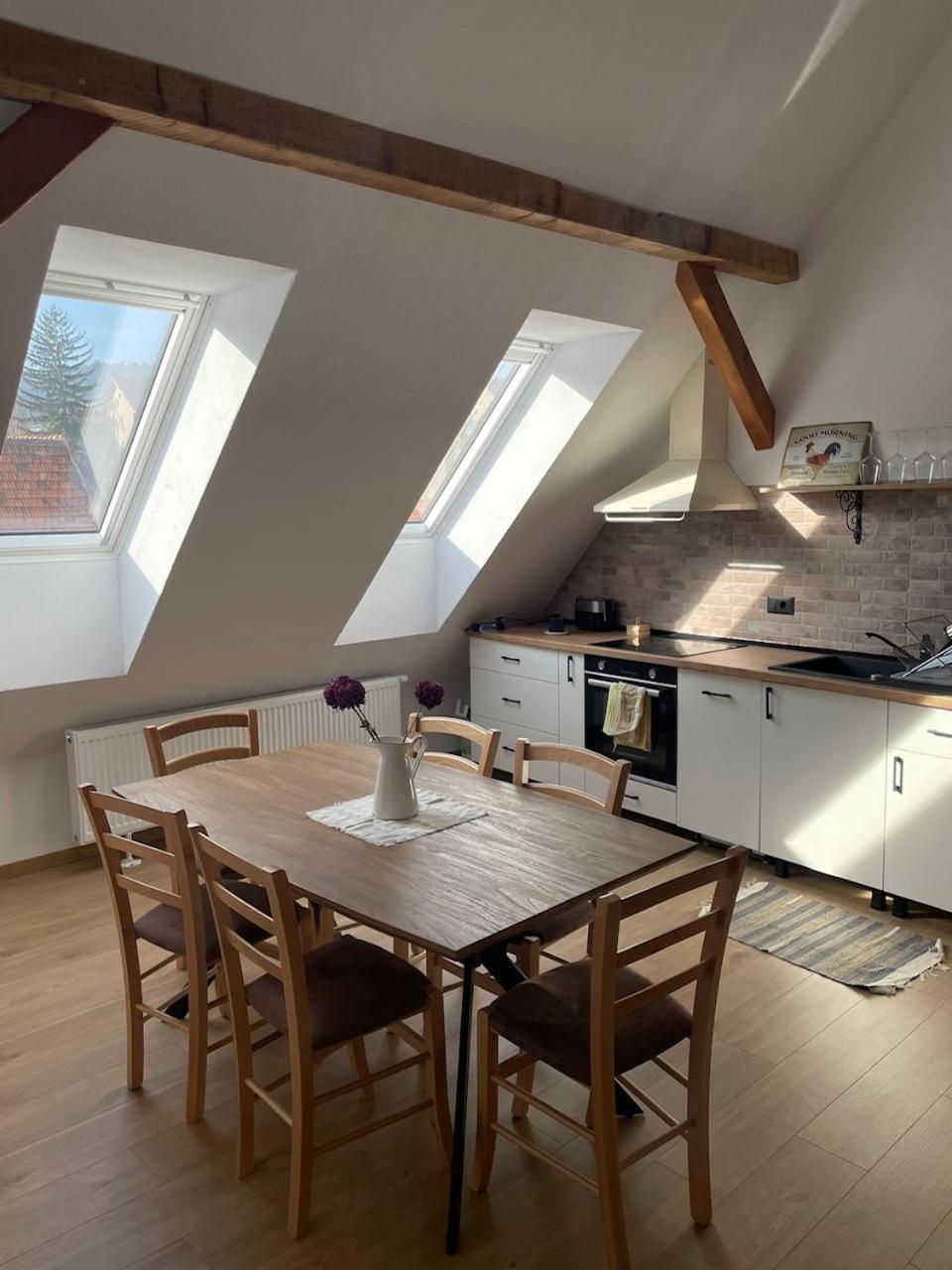 Residence 48 Beautiful Building Within Moments From The Old Town Of Braşov Exterior foto
